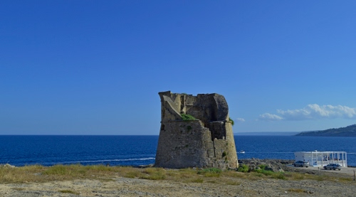 Immagine con mare, torre, rudere, cielo, azzurro, acqua, panorama
