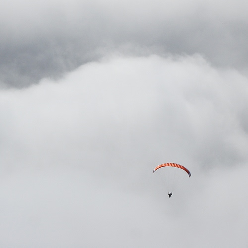 Immagine con nuvole, cielo, paracadute, volare, grigio, parapendio, sport, volo, rosso, bianco
