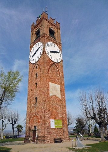 Immagine con torre, orologio, alberi, lancette, campanile, numeri, orologi, meridiana, panchina, ore