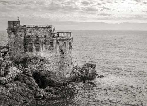 Immagine con mare, castello, bianconero, scogli, acqua, rocca, nuvole, roccia, scogliera