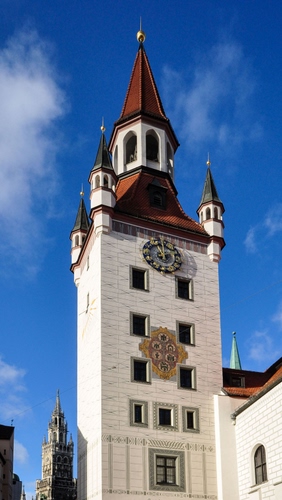 Immagine con orologio, campanile, finestre, torre, chiesa, stemma, nuvole, cielo, torri