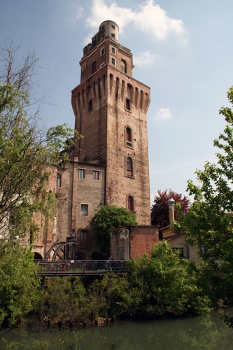Immagine con ponte, torre, acqua, finestre, alberi, fiume, castello