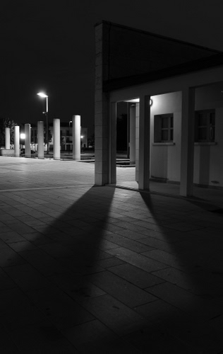 Immagine con ombre, lampione, colonne, luce, bianconero, notte, ombra, nero, pilastri, luci, bianco