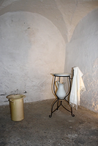 Immagine con brocca, asciugamano, catino, bianco, arco, angolo, asciugamani, vaso, stanza