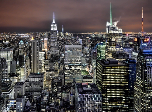 Immagine con grattacieli, città, luci, notturno, panorama, cielo, finestre, notte, antenne, torri, skyline, metropoli, palazzi