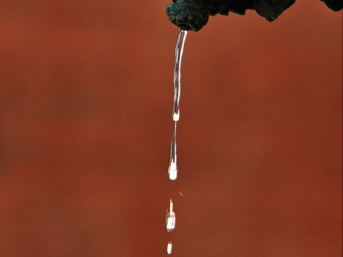 Immagine con acqua, gocce, rubinetto, rosso, fontana, filo, minimalismo