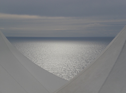 Immagine con mare, bianco, cielo, acqua, nuvole, orizzonte, grigio, triangolo, riflesso, tenda, azzurro, riflessi