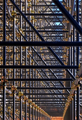 Immagine con tubi, impalcatura, prospettiva, ferro, ponteggio, geometrie, metallo, intrecci