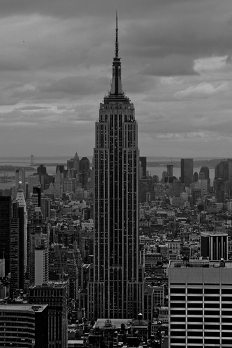 Immagine con grattacielo, bianconero, città, palazzi, panorama, grattacieli, cielo, finestre, nuvole, palazzo, architettura