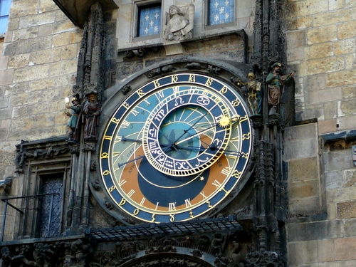 Immagine con orologio, numeri, lancette, cerchi, finestre, palazzo, statue, zodiaco, tempo, cerchio, muro, blu, ringhiera
