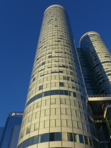 Immagine con finestre, grattacielo, cielo, torri, cilindro, blu, vetri, vetrate, prospettiva, torre