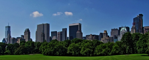 Immagine con grattacieli, alberi, città, prato, verde, cielo, palazzi, parco, nuvole