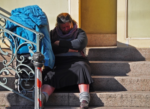 Immagine con scala, donna, ringhiera, gradini, giacca, azzurro, porta, ombra, seduta, coperta, dormire