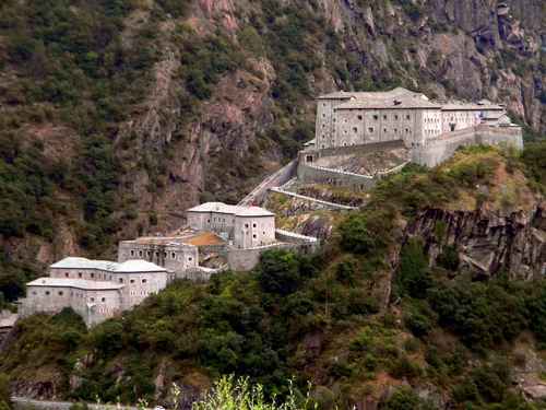 Immagine con castello, forte, verde, roccia, fortezza, montagne, mura, aosta, montagna, rocce, alberi, bianco, bard