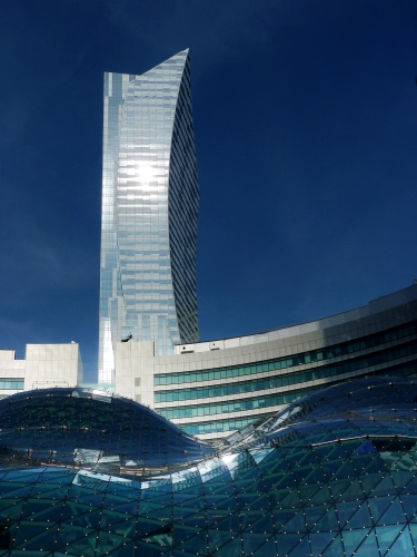 Immagine con grattacielo, cielo, blu, architettura, azzurro, finestre, curve, vetri, palazzo, vetro, riflessi, moderno