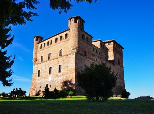 Immagine con castello, torri, prato, alberi, panchine, albero, cielo, finestre, verde