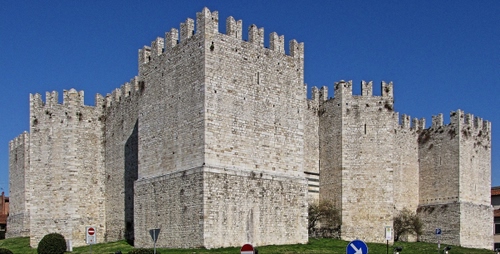 Immagine con castello, merli, torri, cielo, mura, azzurro, fortificazione, fortezza