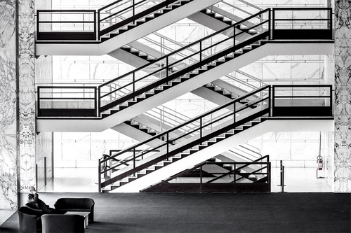 Immagine con bianconero, scale, ringhiere, poltrone, gradini, geometrico, scala, geometrie