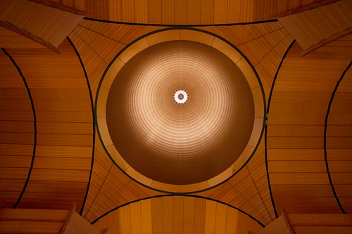 Immagine con cupola, cerchio, legno, soffitto, linee, cerchi, geometrie, curve, interno, luce