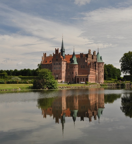 Immagine con castello, riflesso, acqua, paesaggio, torri, fiume