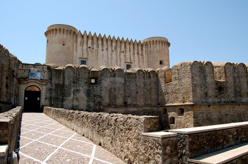 Immagine con castello, torri, mura, merli, arco, cielo, portone, porta, ponte