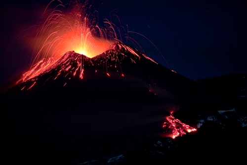 Immagine con vulcano, eruzione, fuoco, lava, notte, rosso, lapilli, montagna, notturno