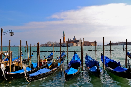 Immagine con gondole, blu, mare, laguna, venezia, campanile, lampione, pali, chiesa