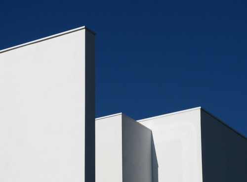 Immagine con bianco, azzurro, geometrie, blu, cielo, ombre, muri, pareti, minimalismo