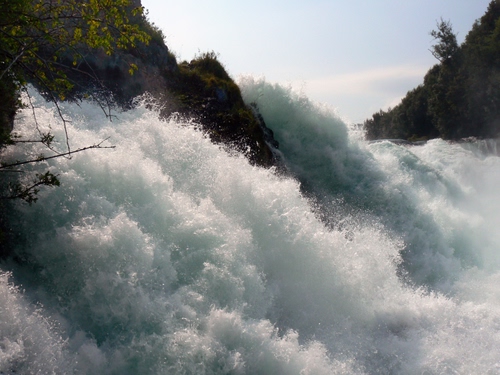 Immagine con acqua, cielo, cascata, cascate, schiuma, alberi, fiume, verde, bianco, rapide, forza, piante
