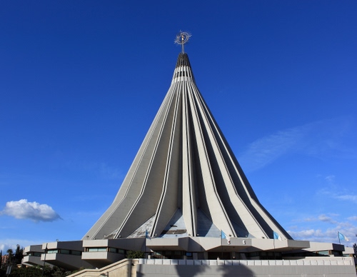 Immagine con cielo, croce, chiesa, architettura, azzurro, nuvole, cupola, cemento, moderna, tetto, linee, bandiere, siracusa, triangolo