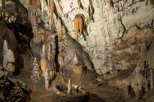Immagine con grotta, stalagmiti, stalattiti, rocce, caverna, calcare, stalagmite, natura, roccia