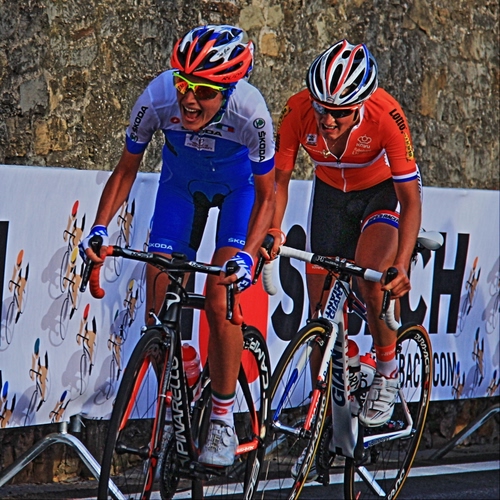 Immagine con ciclisti, caschi, biciclette, blu, bicicletta, rosso, ciclismo, sport, salita