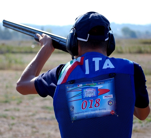 Immagine con fucile, sport, cuffie, numero, azzurro, italia, cuffia, atleta