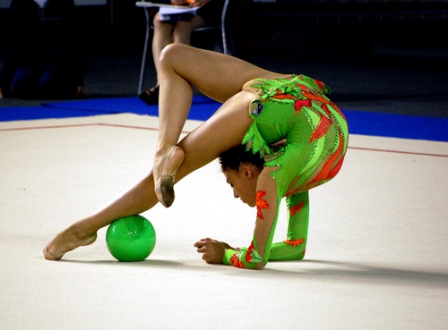 Immagine con verde, palla, ginnasta, sport, ragazza, gambe, acrobata, contorsionista