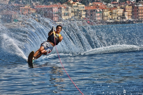 Immagine con mare, sport, sci, acqua, atleta, onda, velocità, spruzzo, spruzzi