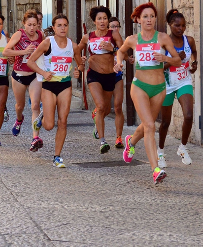 Immagine con corsa, numeri, donne, atlete, strada, gara, sport, pettorali, correre, gambe