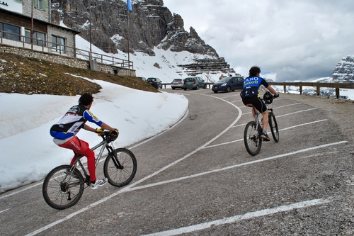 Immagine con montagna, neve, ciclisti, strada, sport, salita, biciclette, bicicletta