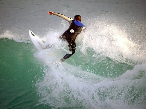 Immagine con surf, mare, onda, sport, acqua, tavola, onde, surfista, spruzzi