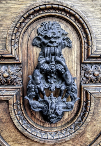 Immagine con legno, batacchio, porta, portone, ferro, metallo, leone
