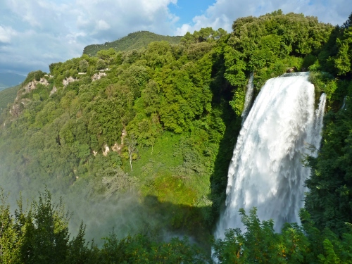 Immagine con verde, acqua, nuvole, cascata, alberi, cielo, bianco, bosco, fiume, montagna, azzurro, cascate