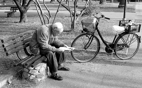 Immagine con panchina, bicicletta, leggere, parco, anziano, bici, giornale, legge, lettura, bianconero