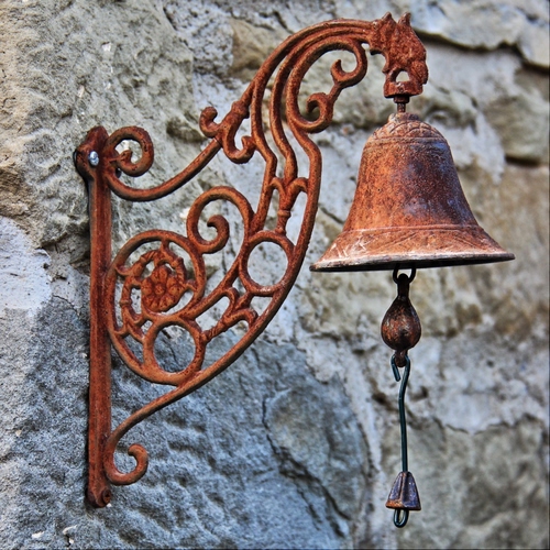 Immagine con batacchio, muro, campanella, ruggine, campana, ferro, metallo