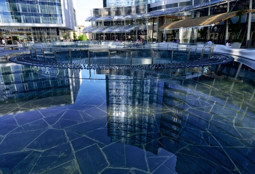 Immagine con fontana, acqua, riflesso, riflessi, palazzi, grattacielo, grattacieli, piazza, vetri, milano