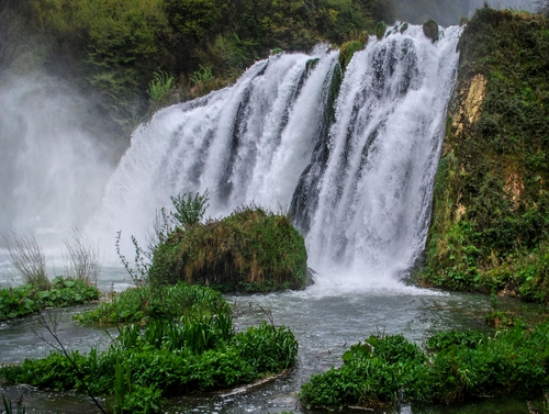 Immagine con acqua, cascata, verde, fiume, piante, spruzzi, erba, natura, alberi, bianco