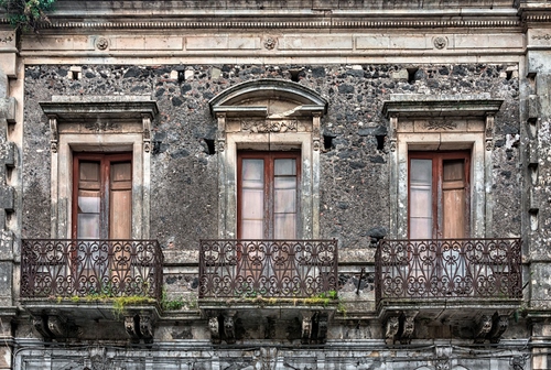 Immagine con finestre, balconi, tre, ringhiere, facciata, palazzo, ferro, legno, vetro, porte, vetri