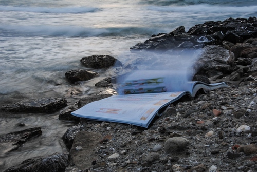 Immagine con mare, libro, pagine, scogli, vento, acqua, pietre, spiaggia, onde, roccia, rivista