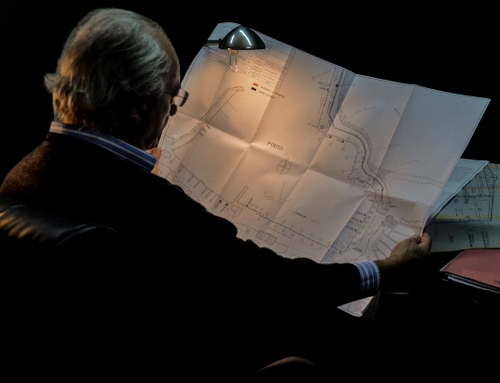 Immagine con lampada, occhiali, luce, disegno, progetto, leggere, uomo, mappa, ritratto