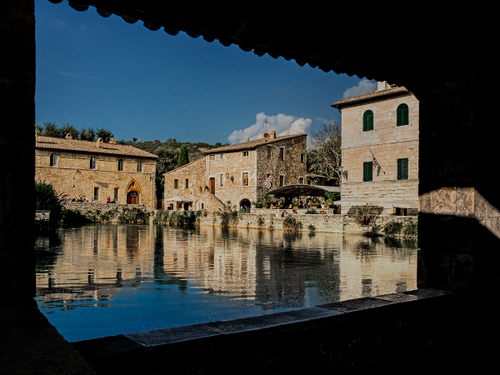 Immagine con acqua, riflesso, finestre, riflessi, case, cornice, cielo, palazzi, nuvole