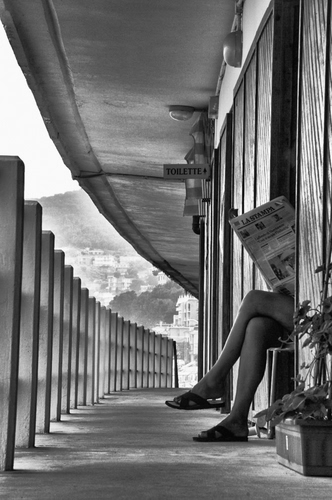 Immagine con giornale, gambe, leggere, curva, ciabatte, pali, tettoia, pilastri, bianconero