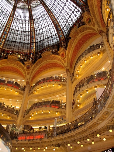 Immagine con luci, cupola, archi, balconi, balconate, ringhiere, giallo, ringhiera, liberty, teatro, palchi, vetrata, vetrate